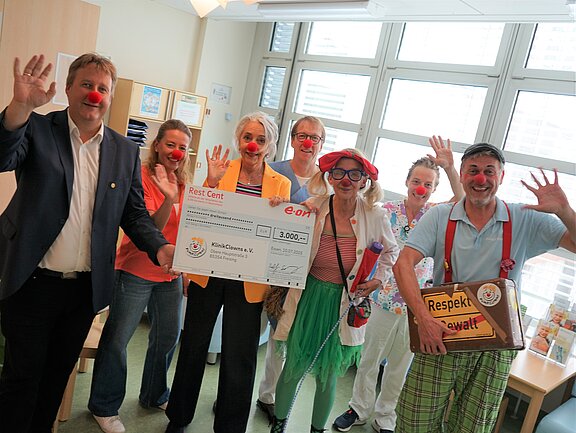 Bild von der Spendenübergabe an die Klinik Clowns in der Kinderklinik der Klinikum Bayreuth GmbH