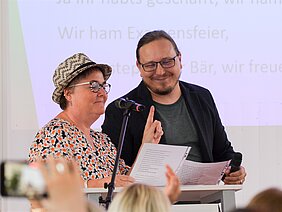 Die Kursleitungen Beate Hoche und Enrico Wolff bei der Examensfeier des Kurses 2022/25 der Krankenpflegeschule der Klinikum Bayreuth GmbH