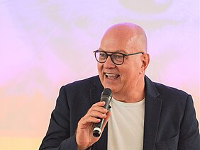 Bild vom Moderator der Feier Frank Schmälzle, Leiter Unternehmenskommunikation