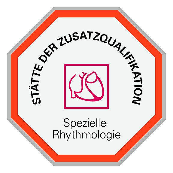 Ein achtförmiges Schild mit dem Text "Stätten der Zusatzqualifikation" oben und "Spezielle Rhythmologie" unten. In der Mitte befindet sich eine einfache, pinkfarbene Darstellung eines Herzens.
