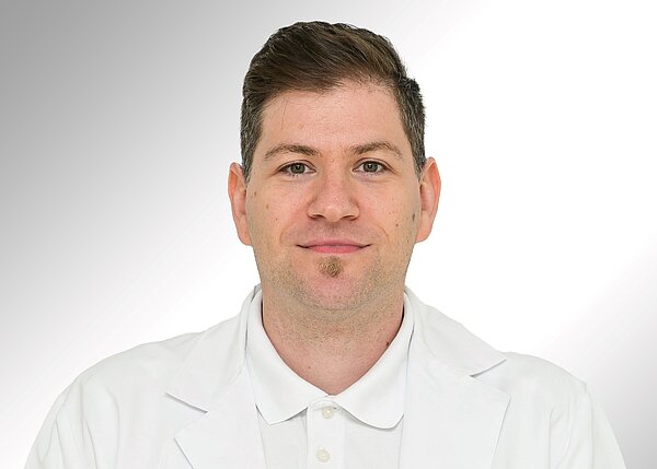 Portraitbild von Dejan Zukla, Facharzt für Haut- und Geschlechtskrankheiten im Ambulantes Zentrum, Fachbereich Dermatologie und Allergologie