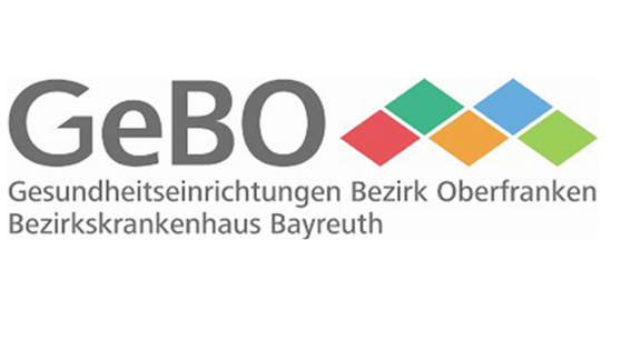Logo der Gesundheits-einrichtungen Bezirk Oberfranken, das die Abkürzung "GeBo" zeigt. Darunter steht "Gesundheitseinrichtungen Bezirk Oberfranken, Bezirkskrankenhaus Bayreuth". Das Design umfasst mehrere farbige kacheln, die einen modernen und professionellen Eindruck vermitteln.