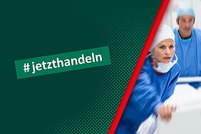 Ein Arzt und eine Ärztin in blauer Arbeitskleidung sind im Einsatz. Die Ärztin wirkt konzentriert und drängt vorwärts, während im Hintergrund eine weitere Person zu sehen ist. Der Bildtext zeigt den Hashtag „#jetzthandeln“.