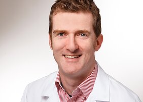 Porträt Univ.-Prof. Dr. Stefan Linsler, Direktor der Klinik für Neurochirurgie