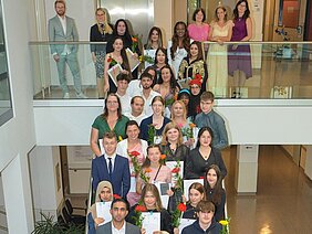 Gruppenbild der Abschlussklasse 2025 der Schule für Krankenpflegehilfe