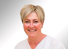 Portraitbild von Bettina Schlöger. Bereichsleitung der Stationen 4b und 6b