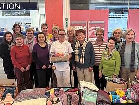 Bild von der Spendenübergabe an Claudia Hutzler, stellvertretende Staionsleitung der Frühgeborenenstation. Auf dem Bild Kerstin Mattes und ihr Team der Strickomas