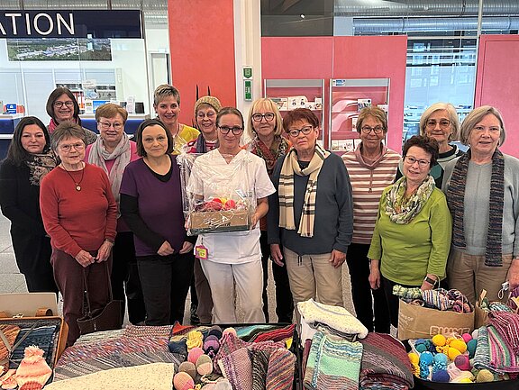Bild von der Spendenübergabe an Claudia Hutzler, stellvertretende Staionsleitung der Frühgeborenenstation. Auf dem Bild Kerstin Mattes und ihr Team der Strickomas